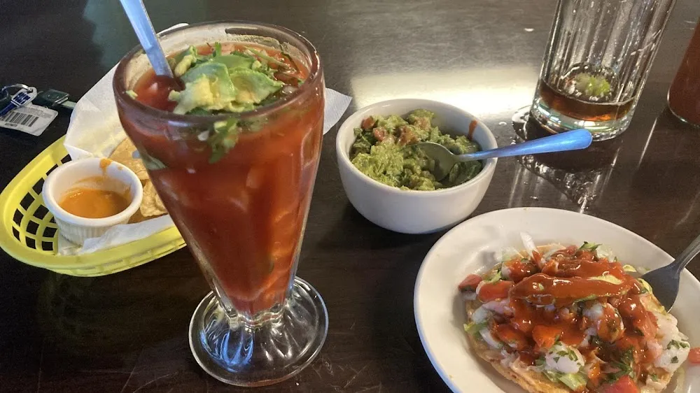 Cocktel De Camarones Tostada De Camarón Y Guacamole